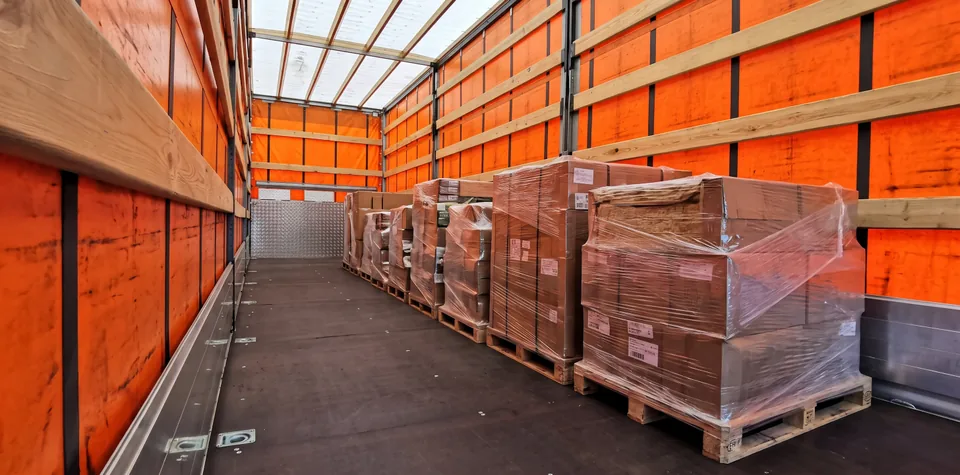 Illustration of palletised cartons inside an orange curtainsider load space